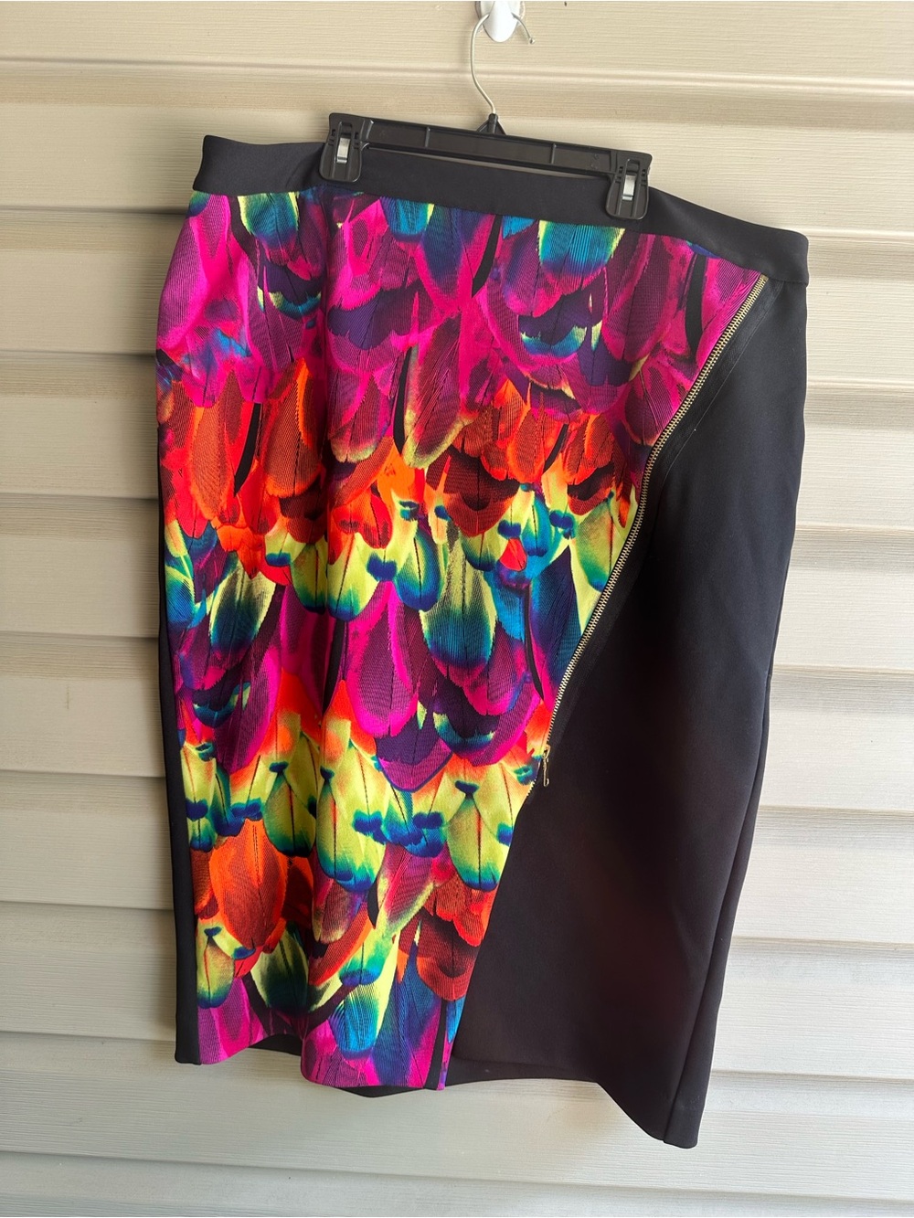 Worthington Black Skirt with Rainbow Feather Print Size 18 (2**2)
